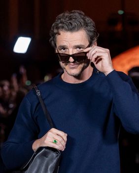 Pedro Pascal na Chanelovoj reviji