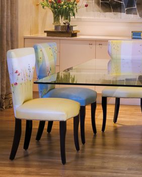 Glamurozan stan u kojem su stolci u blagovaonici i ormarić u kuhinji glavne zvijezde - 7