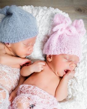 Novorođeni dječak i djevojčica