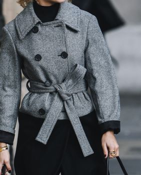 Kratki kaputi izgledaju sjajno uz traperice