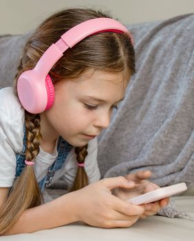 Djeca provode nevjerojatno puno vremena s mobitelom u rukama