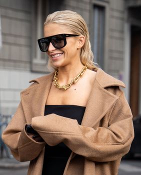 Neutralne boje, zlatan nakit i velike sunčane naočale - s njima ćete izgledati kao bogatašica
