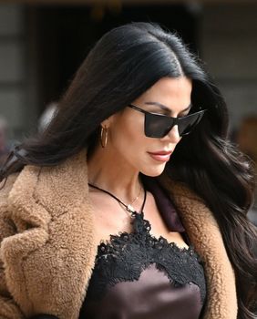 Crnokosa dama u smeđoj trendovskoj kombinaciji na zagrebačkoj špici 2025 - 2