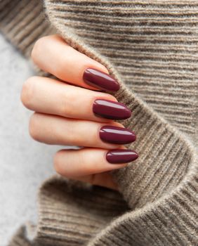 Bordosmeđa manikura jesenski je hit