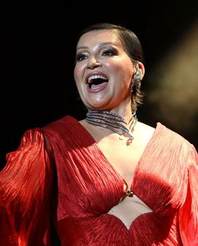 Nina Badrić u haljini brenda Maria Lucia Hohan na koncertu u Lisinskom - 8