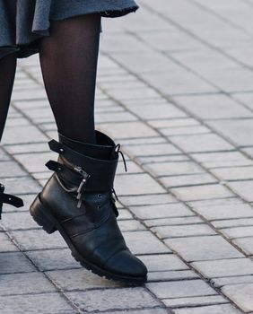 Žena u gležnjačama