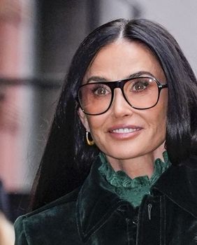 Demi More u čizmama s platformom i baršunastom kompletu Saint Laurent - 4