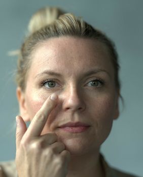 Zadovoljna recenzije: Čitateljice su isprobale kremu za instant korekciju vrećica ispod očiju