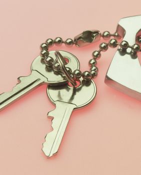 Ključevi s privjesom u obliku kuće i srca