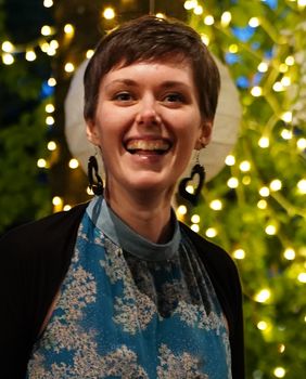 Rebeka u haljinu koju je sama sašila