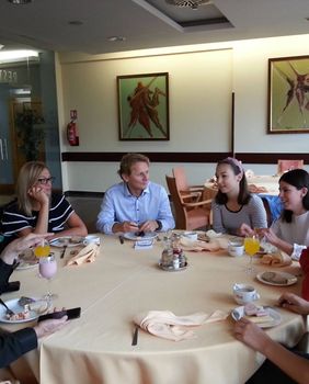Nobelovac prof. Aaron Ciechanover, prof. Lilijana Radobuljac i prof. dr. sc. Ivan Đikić na doručku s vukovarskim učenicima