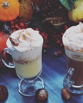 Pumpkin spice latte i pumpkin spice vruća čokolada