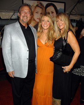 Blake Lively s mamom Elaine i tatom Erniejem na crvenom tepihu