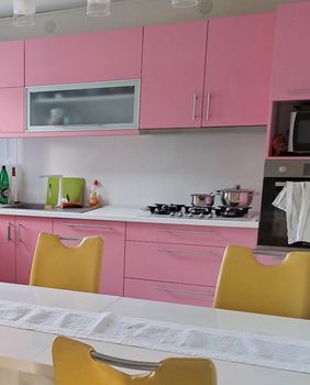 Kandidatkinja MasterChefa Luana Đurđević u svojoj kući ima ružičastu kuhinju visokog sjaja - 6