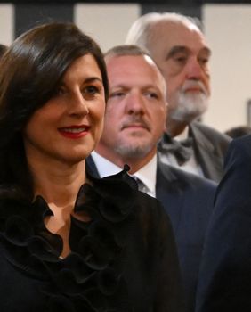 Sanja Musić Milanović u dugačkoj crnoj haljini i torbici sa zebrastim uzorkom - 6