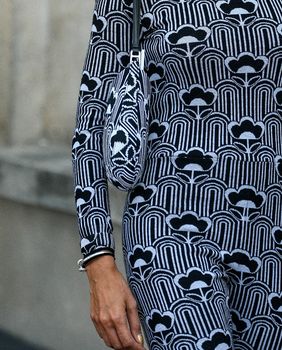 Haljine s uzorkom su uvijek zanimljiv modni odabir