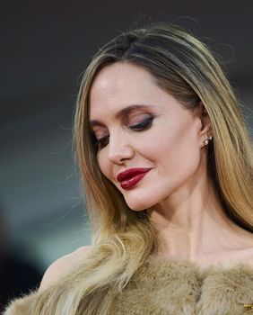 Angelina Jolie voli nositi crveni ruž