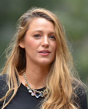 Blake Lively u širokim crnim trapericama i robusnim cipelama - 4