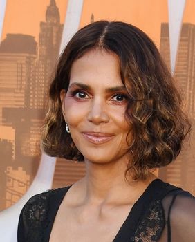 Halle Berry u plastičnim hlačama i bluzi zmijskog uzorka - 6