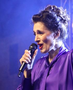 Doris Dragović u ljubičastom stajlingu na koncertu u Starigradu - 6