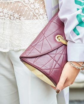 Kombinacije možete upotpuniti dodacima u bordo boji