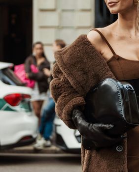 Smeđa haljina u street style izdanju s Tjedna mode