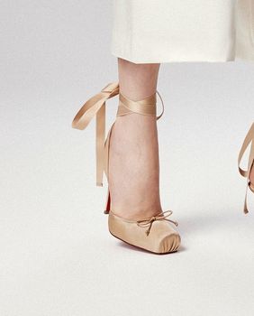 Louboutinov model Cassie Lace Up - 3