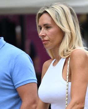 Ulična moda plavokosa dama u trapericama i bijeloj majici - 1