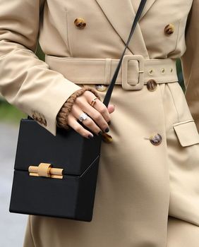 Baloner u bež boji i crna torba idealni su komadi za jesensku kapsulu