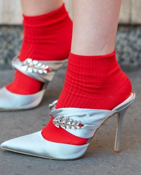 Kombinacija čarapa i štikli u street style izdanju s Tjedna mode