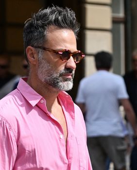 Markantan gospodin sa zagrebačke špice u ružičastoj košulji