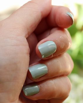 Kadulja zelene manikure divan su odabir za jesen