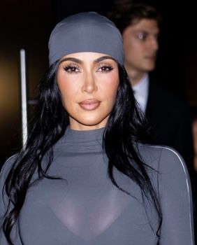 Kim Kardashian u prozirnom i uskom sivom kombinezonu