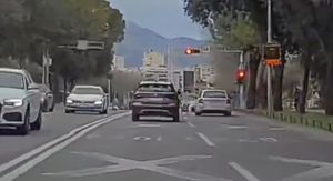 Dva automobila prolaze kroz crveno