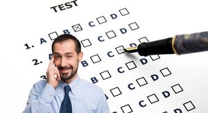 Kviz s ponuđenim odgovorima i muškarac koji razmišlja