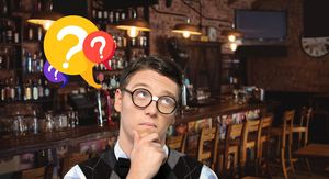 Muškarac s debelim naočalama kako razmišlja i kafić