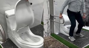 Muškarac koji sjeda na neobičnu WC školjku