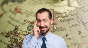 Karta Europe i muškarac koji pokazuje na razmišljanje