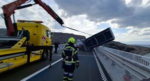 Prikolica zbog bure ostala visjeti s Krčkog mosta - 4