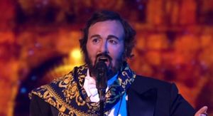 Dora Trogrlić kao Luciano Pavarotti