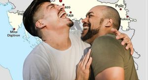 Karta Hrvatske s imenima lokalnih osoba i muškarci koji se smiju