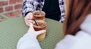 Žena i muškarac na dejtu