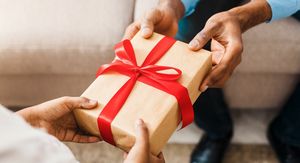 Poklanjanje rođendanskog poklona