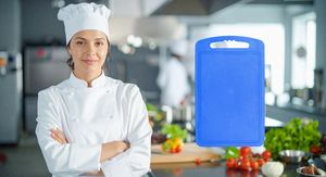 Kuharica u kuhinji i daska za rezanje