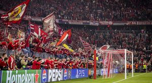 Navijači i fotoreporteri na utakmici