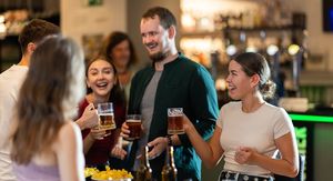 Subotnje opijanje? Novo istraživanje otkriva što stvarno radite svojoj jetri