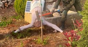 Vojnik razbija kip Isusa