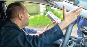 Vozač koji se svađa s policajcem oko alkotesta