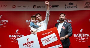 1.	Pobjednik Kristijan Knežević i glavni sudac Mario Mihelj