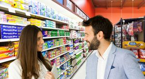 Mladi par kako priča u trgovini